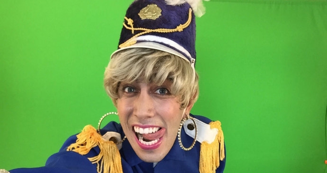 O ator Jonathan Nemer, do canal do YouTube Desconfinados, vestido como Xuxa. (Youtube/ Desconfinados)