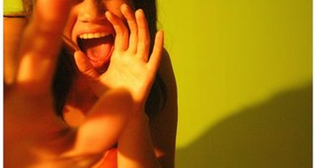 Garota gritando _ imagem ilustrativa