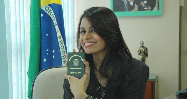 Damares com a carteirinha de registro no prédio da Ordem dos Músicos do Brasil. (Guiame/ Marcos Paulo Corrêa)
