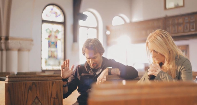 PG grava cena de seu novo clipe no interior da igreja de Newton Corner, com a atriz Alicia, em Boston nos EUA.