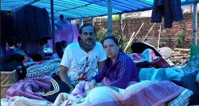 Everson Gonçalves Santos, de 45 anos vive com a esposa Daniela Moura Santos, de 39, e a filha Laura Santos, de 6 anos em uma tenda, com outras famílias, nas ruas de Catmandu (Nepal)