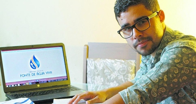 Pastor evangélico homossexual, Gregory Rodrigues, de 23 anos.