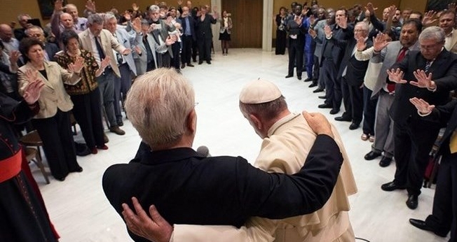 Papa Francisco abraça o pastor Giovanni Traettino, durante o encontro no Vaticano.