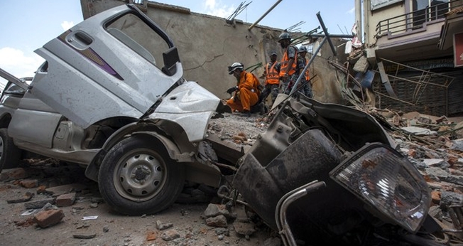 Militares das Forças do Nepal analisam destroços de prédio no centro de Katmandu