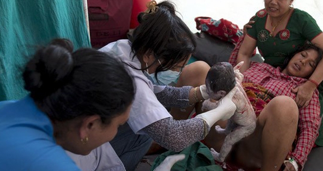 Maya Tamang deu à luz uma menina do lado de fora de um Hospital, poucas horas depois do novo tremor no Nepal. (Athit Perawongmetha/ Reuters)