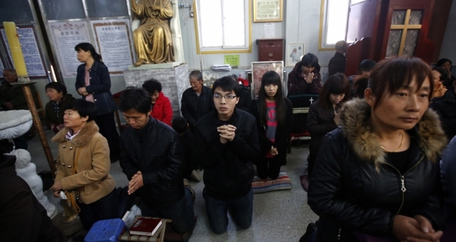 Cristãos se reúnem durante final de semana, em uma igreja subterrânea, na região de Tianjin (China).