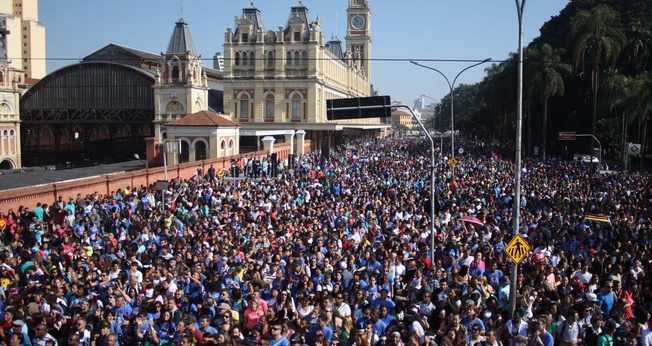 No total, 12 trios elétricos conduziram um público de 2 milhões, de acordo com estimativas da organização do evento.