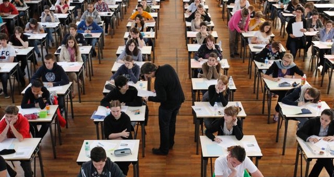 Escolas cristãs, no total, educam cerca de 33 mil alunos, nos quais metade são cristãos e metade são muçulmanos.