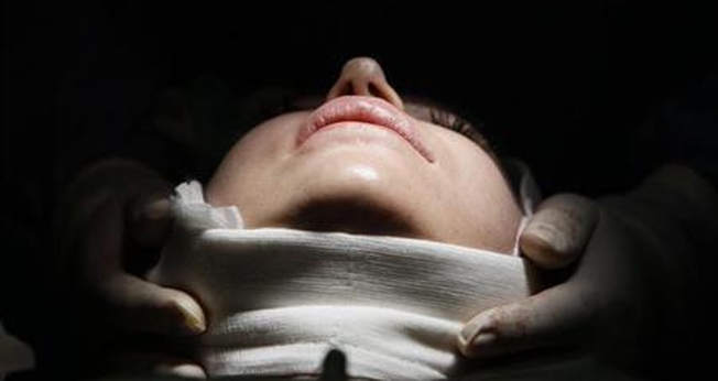 Mulher durante cirurgia plástica em uma clínica de Budapeste, Hungria, em março de 2012.