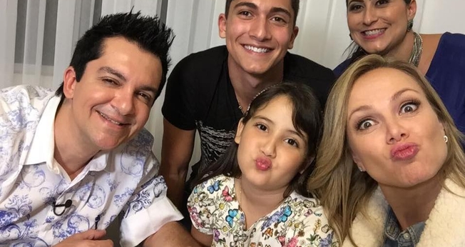 Eliana com a família de Régis Danese, durante visita. (Foto: Arquivo pessoal)