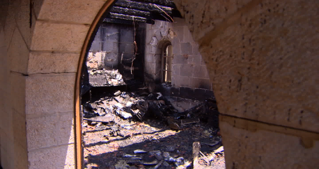 O incêndio consumiu maior parte do interior da Igreja da Multiplicação, em Tabgha, no Mar da Galiléia. (CNN)