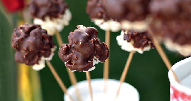 Pirulitos de pipoca com chocolate 