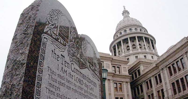 Monumento aos Dez Mandamentos está instalado em frente ao prédio do Capitólio, em Oklahoma (EUA).