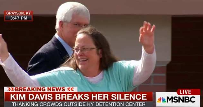 Kim Davis fala à multidão, após ser liberta, em Kentucky (EUA).