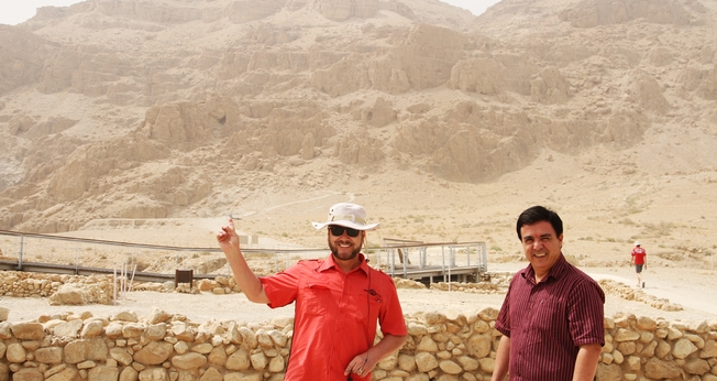 Pastores Joel Engel e Édino Melo na Estrada 90, em Israel. (Foto: Guiame/ Marcos Corrêa)