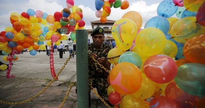 Nepaleses comemoram a decisão do presidente Ram Baran Yadav em Kathmandu. (Foto: BBC)