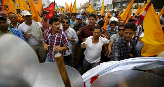 Polícia tenta conter protestos violentos no Nepal. (Foto: Reuters)
