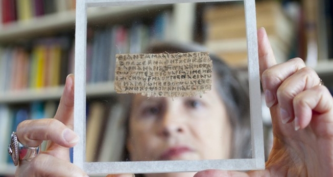 Karen King com o fragmento do suposto Evangelho da Esposa de Jesus nas mãos. (Foto: Harvard Magazine)