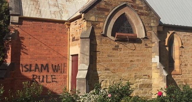 A Igreja Anglicana All Saints em Bendigo, na Austrália, teve uma parede pichada com a frase  "O Islã dominará".  (Foto: Daily Mail)