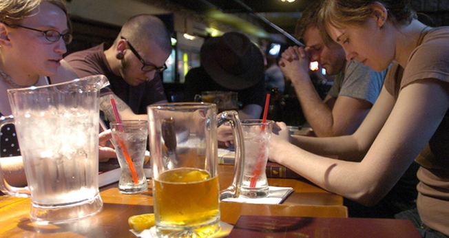O encontro acontece no segundo andar do bar Newgrass Brewing Company, acompanhado de copos de cerveja artesanal. (Foto: Annarbor)