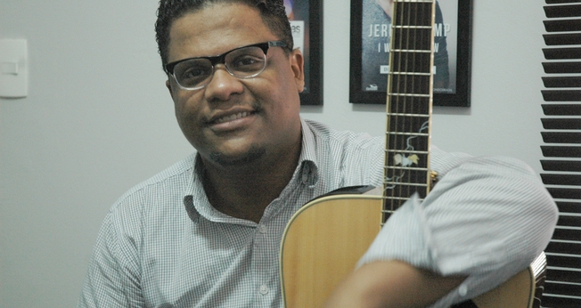 Oséas conta que o processo de migrar para a música solo tem sido algo natural. (Foto: Guiame/ Marcos Paulo Corrêa)