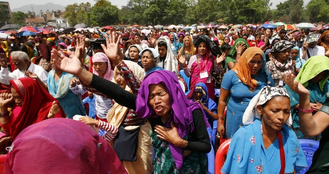 Cristãos nepaleses oram durante uma convenção nacional em Kathmandu. (Foto: Reuters/Shruti Shrestha)