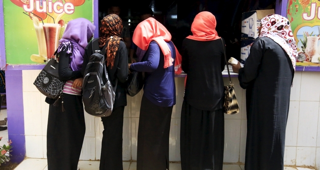 A lei islâmica é estritamente imposta na capital sudanesa e as mulheres só podem mostrar as suas mãos, pés e face. (Foto: Reuters)