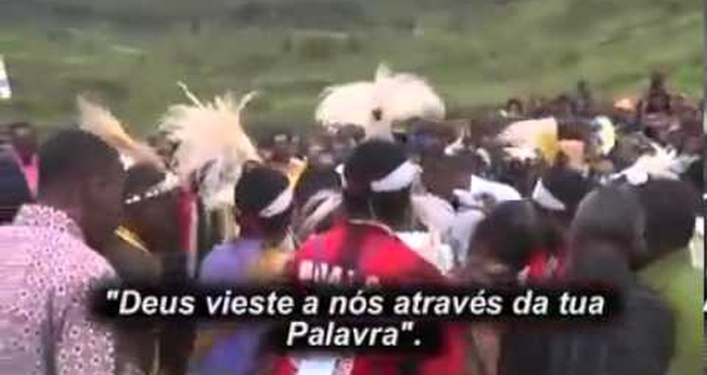 Bíblias na tribo Kimyal, na Indonésia