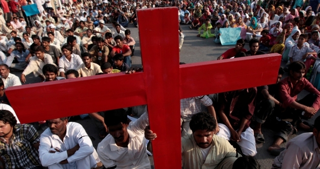Paquistaneses cristãos participam de protesto contra a perseguição religiosa, em Islamabad, no ano de 2013. (Foto: REUTERS/FAISAL MAHMOOD)