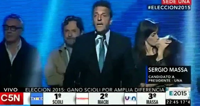 Gesto de afeto entre mãe e filha chamou a atenção de internautas durante discurso de Sergio Massa, terceiro candidato na disputa pela presidência do país. (Foto: Reprodução/YouTube)