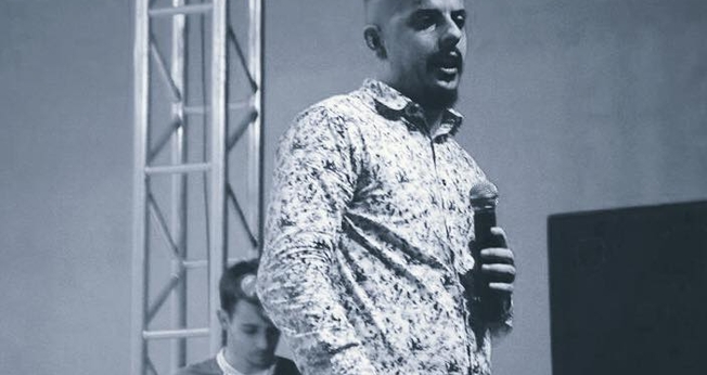 Grupo reunido pelo projeto Primitivos em mais uma noite de evangelismo em praças de MG (Foto: Facebook)
