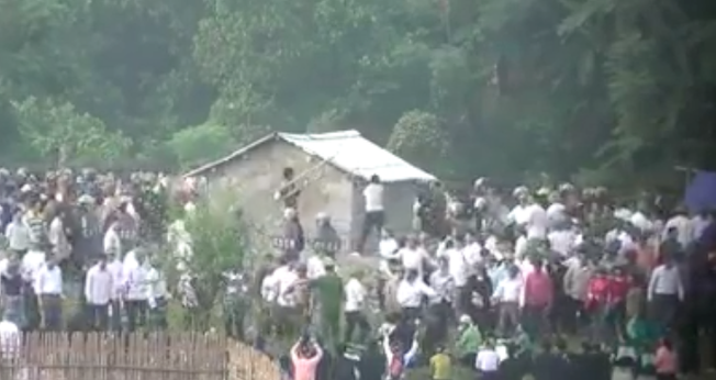 Os policiais avançam contra as pessoas e as retiram do local forçadamente, gerando uma grande confusão. (Foto: Facebook/ Bispo Augusto Dias)