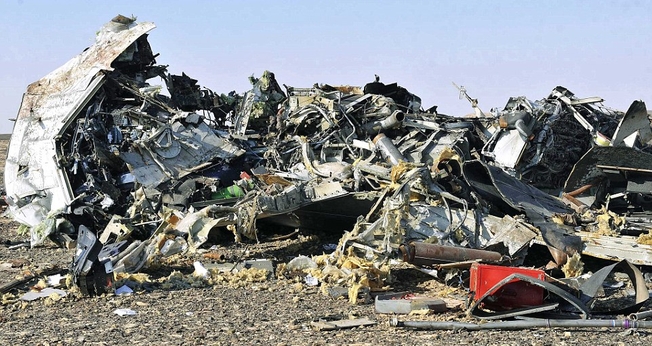 Destroços da aeronave A-321, operado pela companhia aérea russa Kogalymavia, que foi derrubado no dia 31 de Outubro. (Foto: EPA)