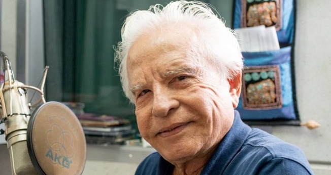 Aos 88 anos, Cid Moreira acaba de lançar o aplicativo Bíblia no celular. (Foto: Reprodução/ Extra)
