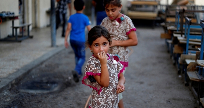 Garotas iraquianas, que foram expulsas de suas casas pelo Estado Islâmico permanecem em uma escola de Bagdá. (Foto: Reuters)