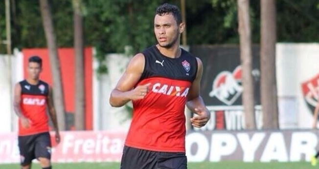 Vinícius Matos, atual zagueiro do Vitória, mudou seu estilo de vida depois de se converter. (Foto: Reprodução/ UOL)