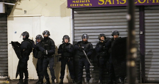 Policiais participam nesta quarta-feira de operação antiterror em Saint-Denis, ao norte de Paris. (Foto: François Mori/Associated Press)
