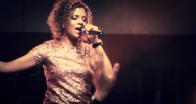 Nívea Soares, cantora