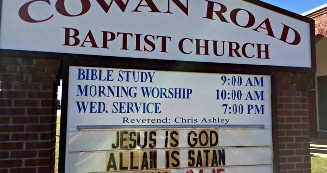 A mensagem foi exposta na parte de fora da Igreja Batista Cowan Road Baptist. (Foto: Anita Lee/ Sun Herald)