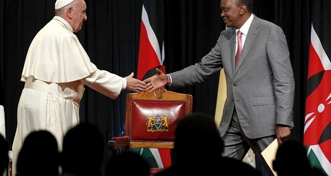 Papa Francisco cumprimenta o presidente queniano, Uhuru Kenyatta, em sua primeira viagem à África (Foto: AP)