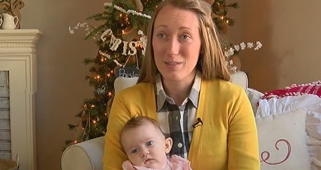 Carissa Hatfield segura a pequena Paisley nos braços, enquanto testemunha o milagre que surpreendeu a todos, em Cincinnati / Ohio, EUA (Imagem: WCPO)