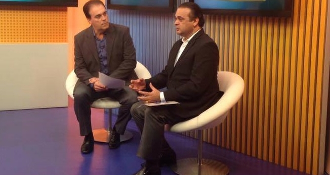 Secretário de Turismo de SP, Roberto de Lucena, durante entrevista com o apresentador do Jornal da Tribuna, Tony Lamers (Imagem: Divulgação)