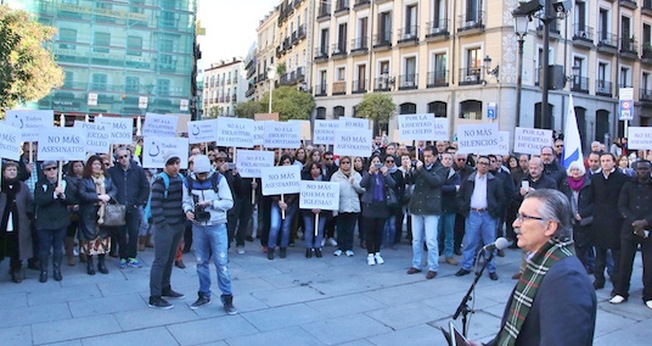 A manifestação aconteceu em frente ao prédio do Ministério do Exterior da Espanha. (Foto: Actualidad Evangelica)