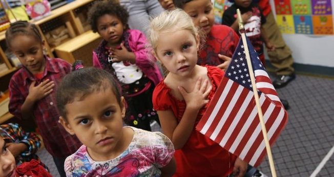 Crianças jurando a bandeira no início da manhã no colégio Head Start em Woodbourne, Nova York. (Foto: John Moore/Getty Images)