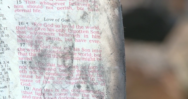 O casal encontrou a Bíblia aberta na página que contém o trecho de João 3:16. (Foto: Reprodução/WNDU)