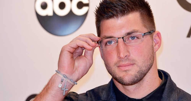 Tim Tebow chega na Country Music Association Awards em Nashville, Tennessee no dia 05 novembro de 2014. (Imagem: Reuters)