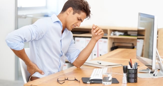 Ergonomia inadequada, no trabalho (mesa e cadeira) e em casa. (Foto: Reprodução)