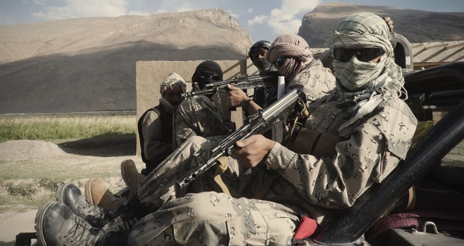 Patrulha posa para foto em Qila-e Panja, na região fronteiriça do corredor de Wakhan, extremo leste do Afeganistão. Imagem: The New York Times