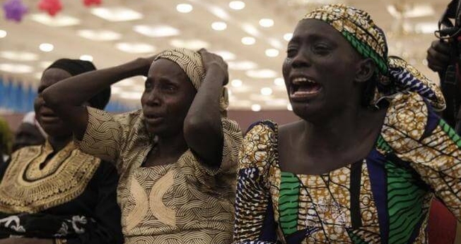 Mais de dois anos após o sequestro de 276 estudantes de Chibok, os pais sofrem com os efeitos físicos e psicológicos desta espera angustiante. (Foto: Reuters)