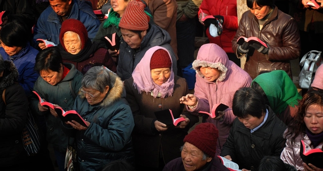 Missionários distribuem milhares de Bíblias na China. (Foto: Bible Society)